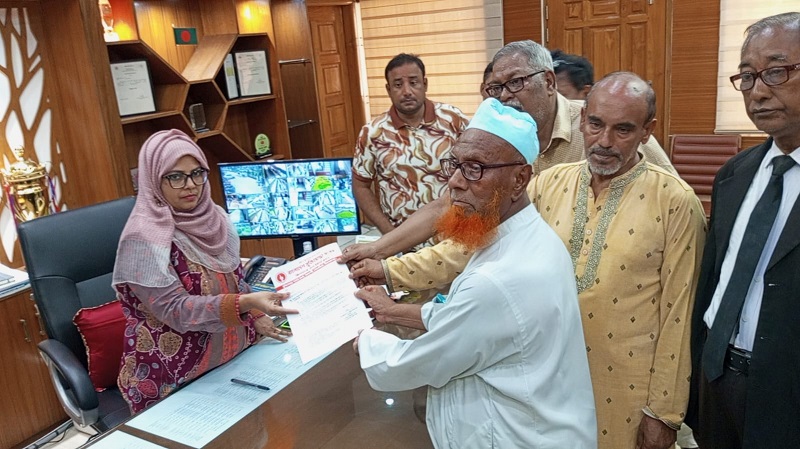 হামলা-ভাঙচুরের প্রতিবাদে কিশোরগঞ্জে মুক্তিযোদ্ধা সন্তান সংসদের স্মারকলিপি প্রদান